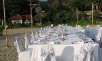 dinner-table-on-beach