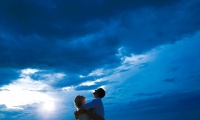 the-sarojin-wedding-couple-with-kom-loy-lantern